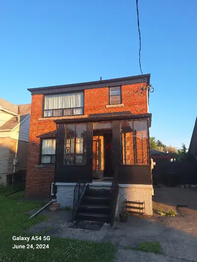 It shared a house in the heart of Scarborough very close to TTC bus and 15 mins to subway. Groceries...