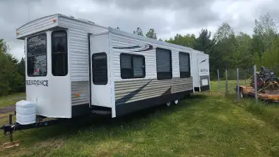 40 foot 2012 Residence , WON'T last long at this price, try and compare. Beautiful trailer. Used onl...