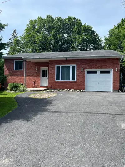 Well-maintained single house in Stittsville for rent. Nice and quite neighborhood. Available on Augu...
