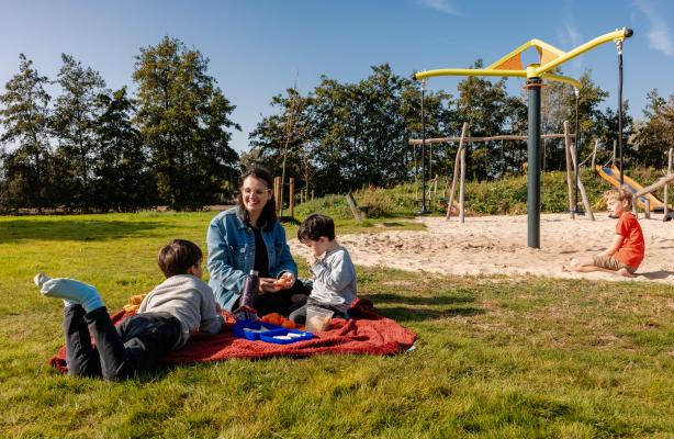 picknick aan de speeltuin