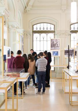 Visiteurs dans le musée