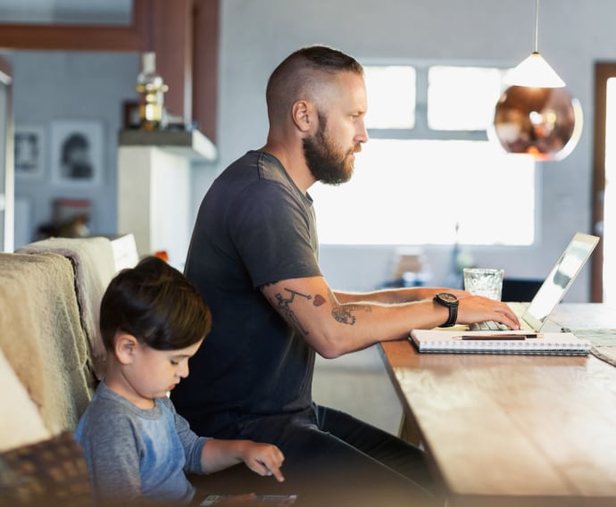 Pai e filho a utilizar tecnologias.