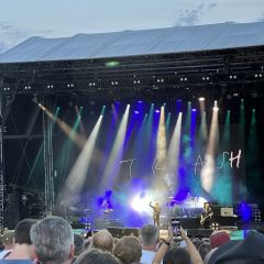 Suede at Ally Pally. Background text: Trash