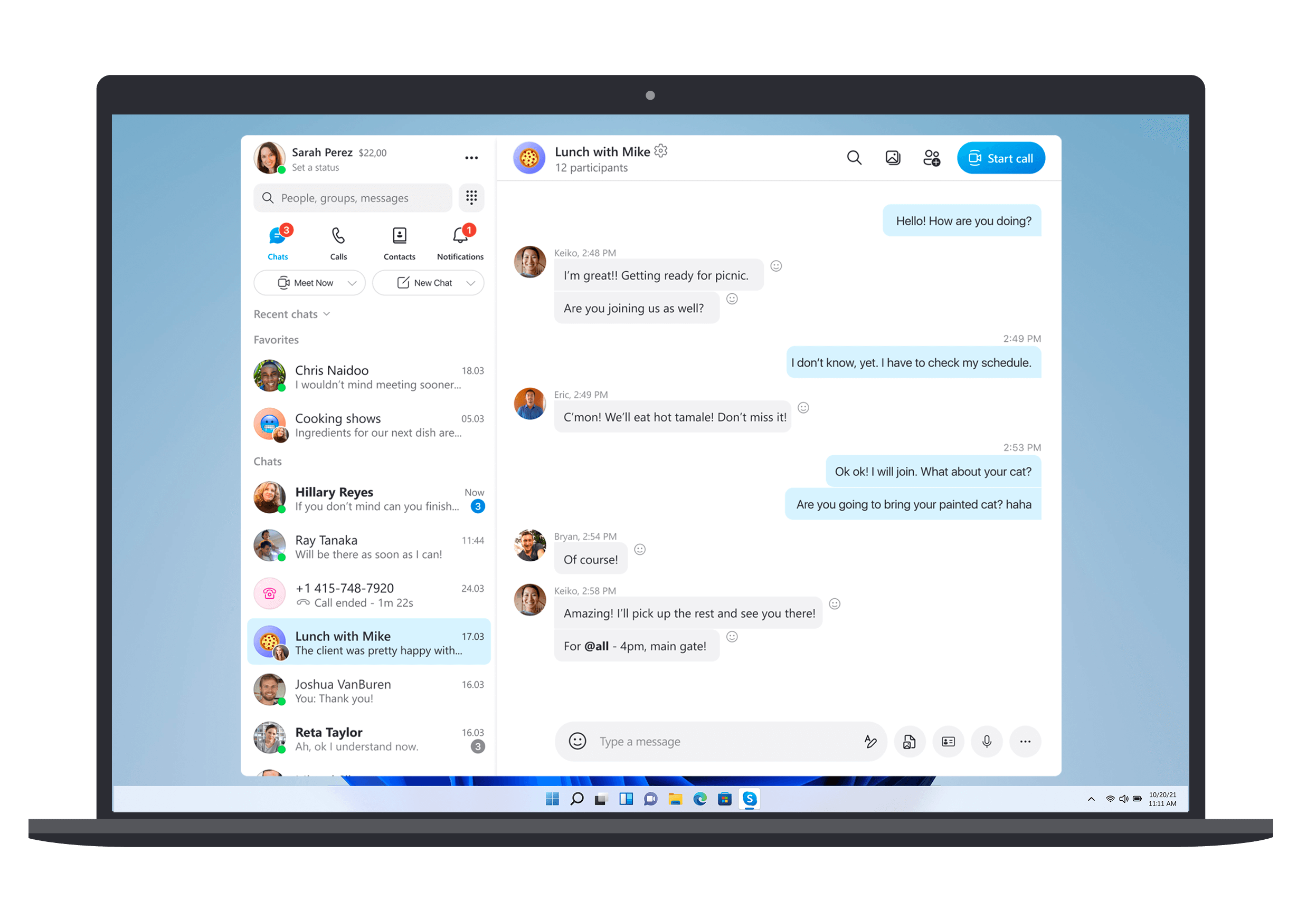 Skrivebord med Skype-klient på skjermen, åpne chatter.