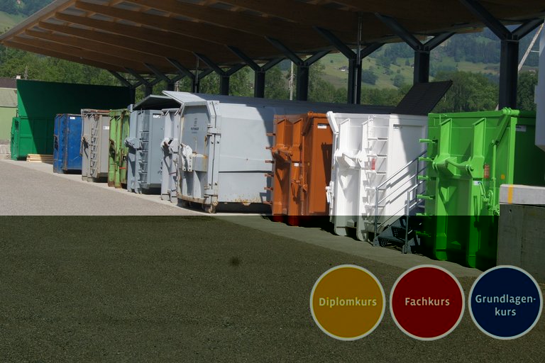 Recyclinghof mit grossen farbigen Containern