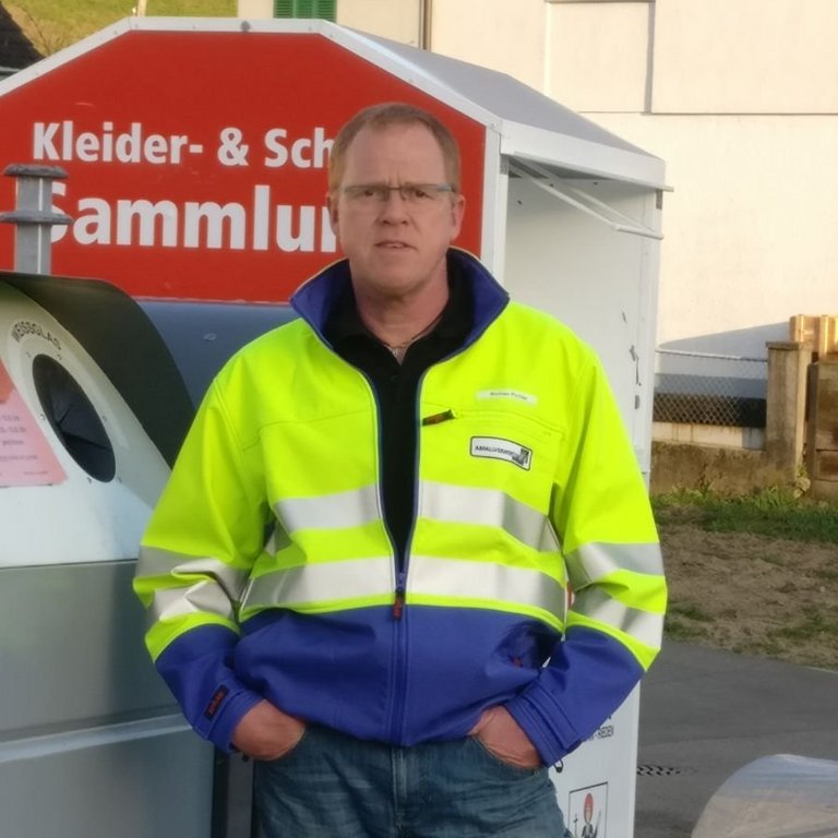 Foto von Roman Pichler vor einem Sammelcontainer