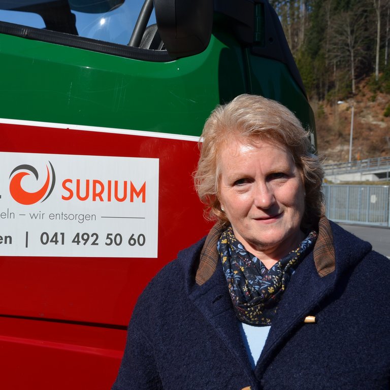 Frau im Portrait vor einem Lastwagen