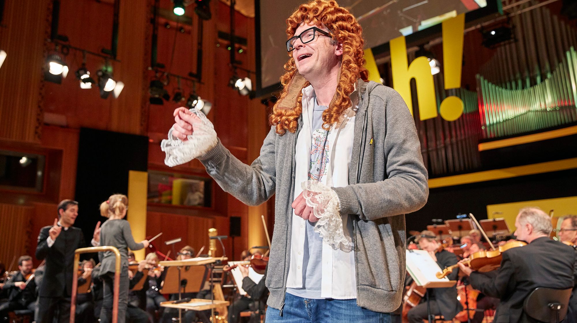 Ralph introducing the music of the classical composer Johann Sebastian Bach. Image: WDR/Claus Langer