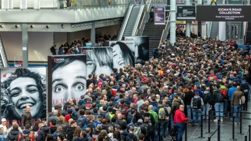 La coda all'ingresso di Fiera.Milano Rho una delle giornate calde dell'edizione 2022 di EICMA