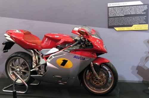 L'oggetto del desiderio per gli sportivi: la MV Agusta F4 Ago esposta a EICMA nel 2002