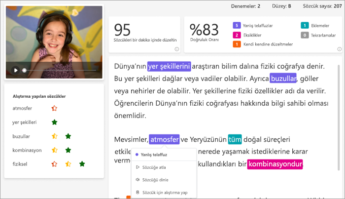 pembe kulaklıklı gülümseyen beyaz öğrenci, okuduğu pasajın yanındaki video çerçevesinde resmediliyor. pasaj, renk kodlu hatalarla işaretlenmiş.