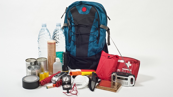 Фото рюкзака, аптечки, радіо, води та інших аварійних засобів.