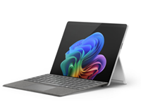 Surface Pro (Editon thứ 11) trên bàn phím bạch kim chân đế đối diện bên trái với sự bung ra trên màn hình.