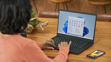 使用執行 Windows 11 的膝上型電腦工作的女士