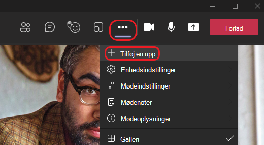 Billede, der viser, hvordan du tilføjer en app under et Teams-møde.