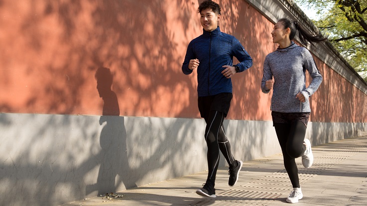 Foto von zwei Personen, die draußen joggen