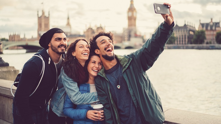 foto sõprade rühmast, kes on Londonis autoportreet ajanud