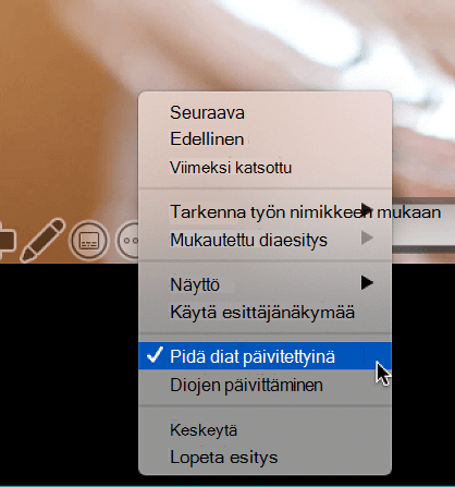 Esittäjänäkymän Lisää asetuksia -pikavalikko, jossa Pidä diat päivitettyinä valittuna.