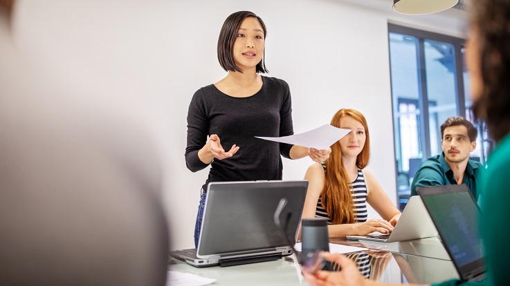 Photo d’un enseignant présentant une classe