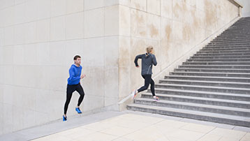 Deux personnes faisant du jogging.