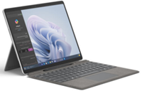 צילום מסך של Surface Pro 10 for Business במצב מחשב נישא עם מקלדת Surface Pro עם אחסון עט ו- Surface Slim Pen עם המסך פונה כלפי חוץ ו- Copilot ו- Windows על המסך.