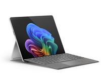 Surface Pro (עריכה ה-11) על מקלדת פלטינה לרגלית הפונה שמאלה עם פריחה על המסך.