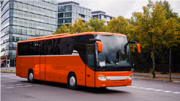 Raudonas turistinis autobusas