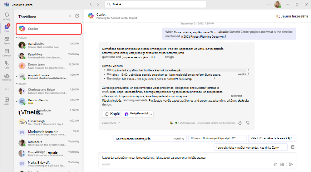 Ekrānuzņēmums, kurā programmā Microsoft Teams virs tērzēšanas izcelta programma Copilot