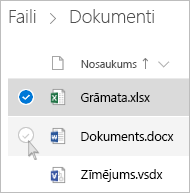 Ekrānuzņēmums ar faila atlasīšanu pakalpojuma OneDrive saraksta skatā
