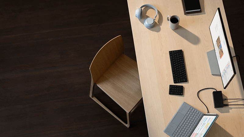 Surface Pro, Surface Headphones, muis en toetsenbord op een bureau