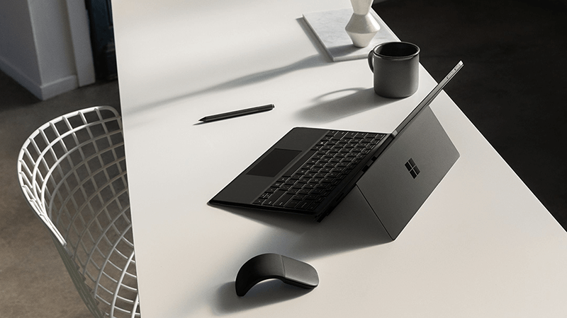 Surface Pro en muis op een bureau