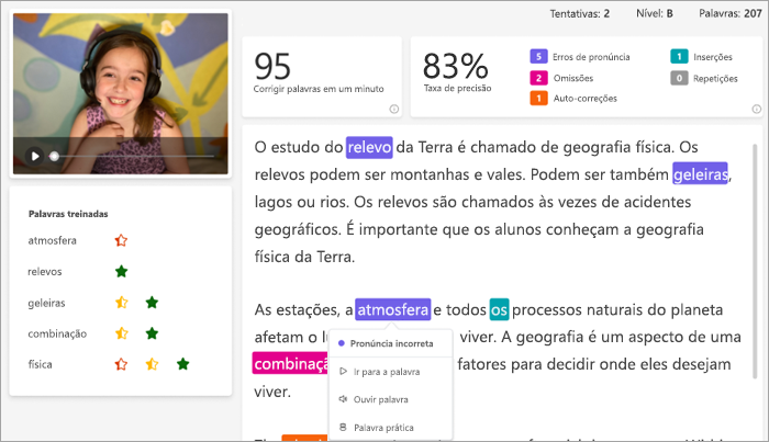 aluna branca sorridente com fones de ouvido rosa é retratada no quadro de vídeo ao lado da passagem que ela leu. a passagem é marcada com erros codificados por cores.