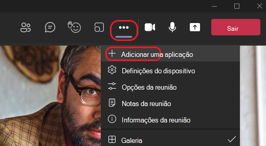 Imagem a mostrar como adicionar uma aplicação durante uma reunião do Teams.