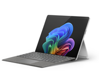 Surface Pro (11.ª Edição) no teclado de platina kickstand virado para a esquerda com flor no ecrã.