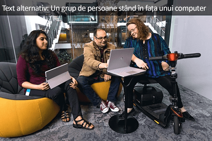 Un grup de persoane stând în fața unui computer