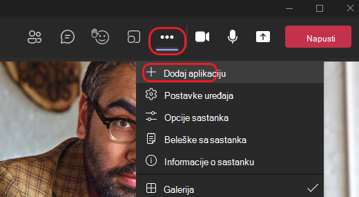 Slika pokazuje kako da dodate aplikaciju tokom Teams sastanka.